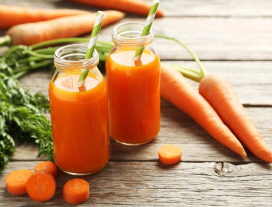 गाजर का जूस पीने