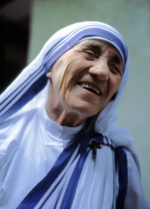मदर टेरेसा पर 10 लाइन निबंध