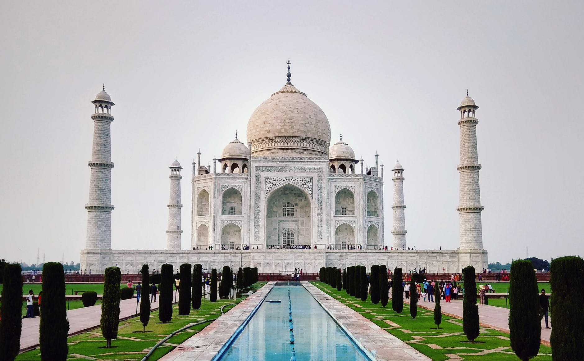 ताज महल पर 10 लाइन निबंध
